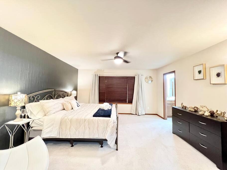 Un dormitorio con una cama grande y una ventana. en EV2-GRACE VILLA-Many BRs and loft, en Everett