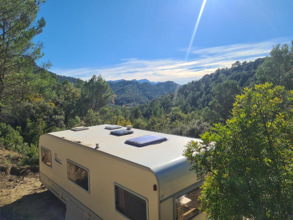 una caravana estacionada en la cima de una colina con vistas en Geweldige caravan op een off-grid locatie, en Santo Tomé