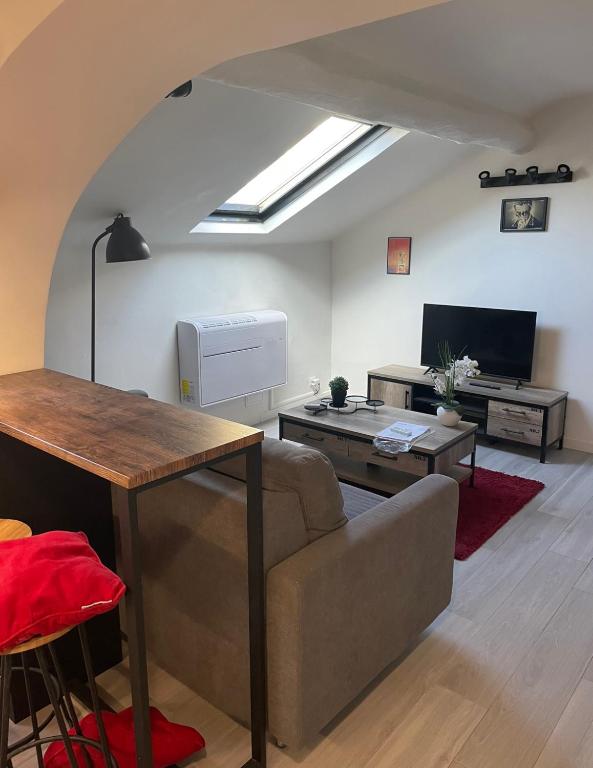 un salon avec un canapé et une télévision dans l'établissement Studio Cannes banane, à Cannes