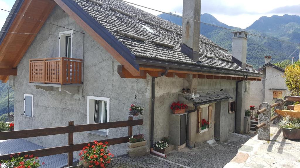 a house with a porch and a balcony at Casa Iolanda in Bognanco