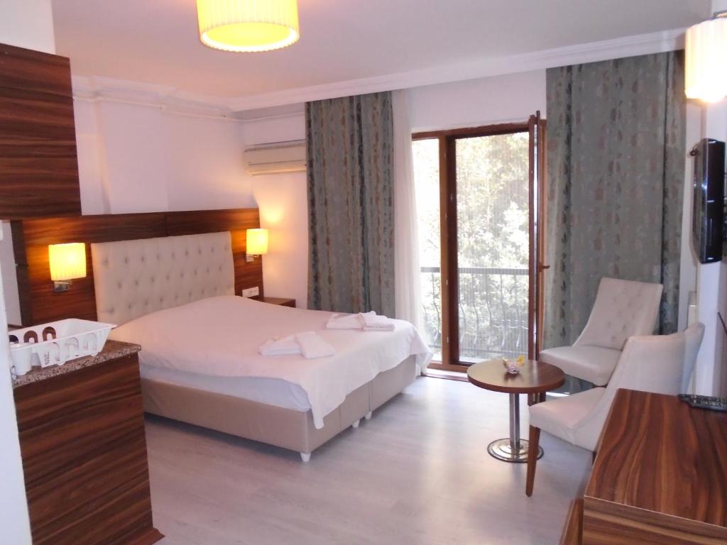 Habitación de hotel con cama y ventana en City House, en Estambul