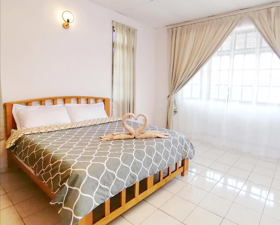 1 dormitorio con 1 cama y ventana grande en SS Ipoh Comfort Homestay - For Families and Groups en Ipoh