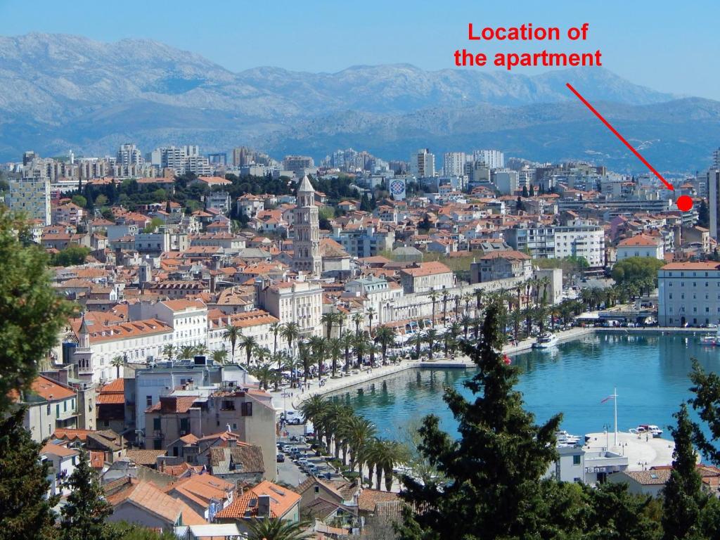 vistas a una ciudad con río y edificios en Apartment Marijana en Split