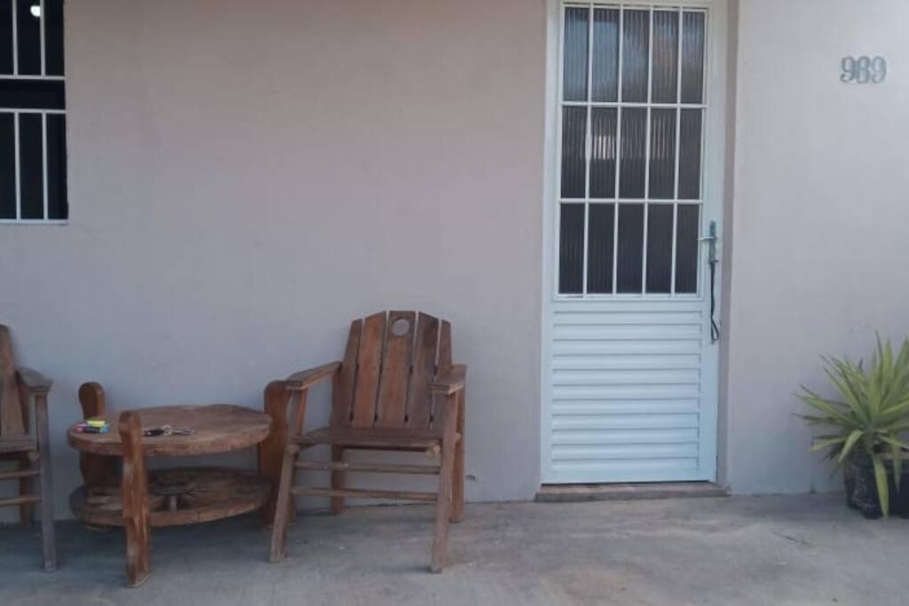Casa em Imbé في إمبي: كرسي وطاولة أمام باب