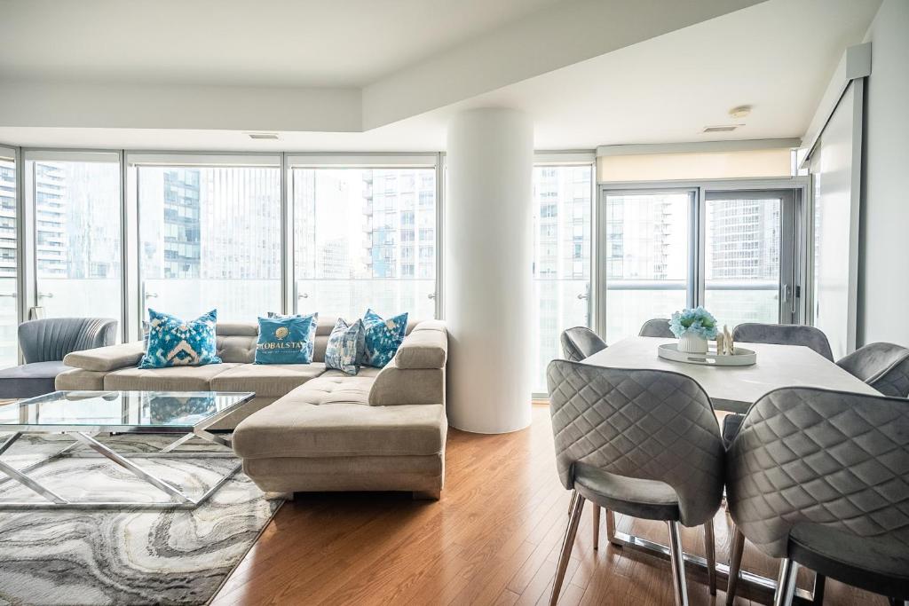 un soggiorno con tavolo e sedie di GLOBALSTAY. Amazing Downtown Apartments a Toronto