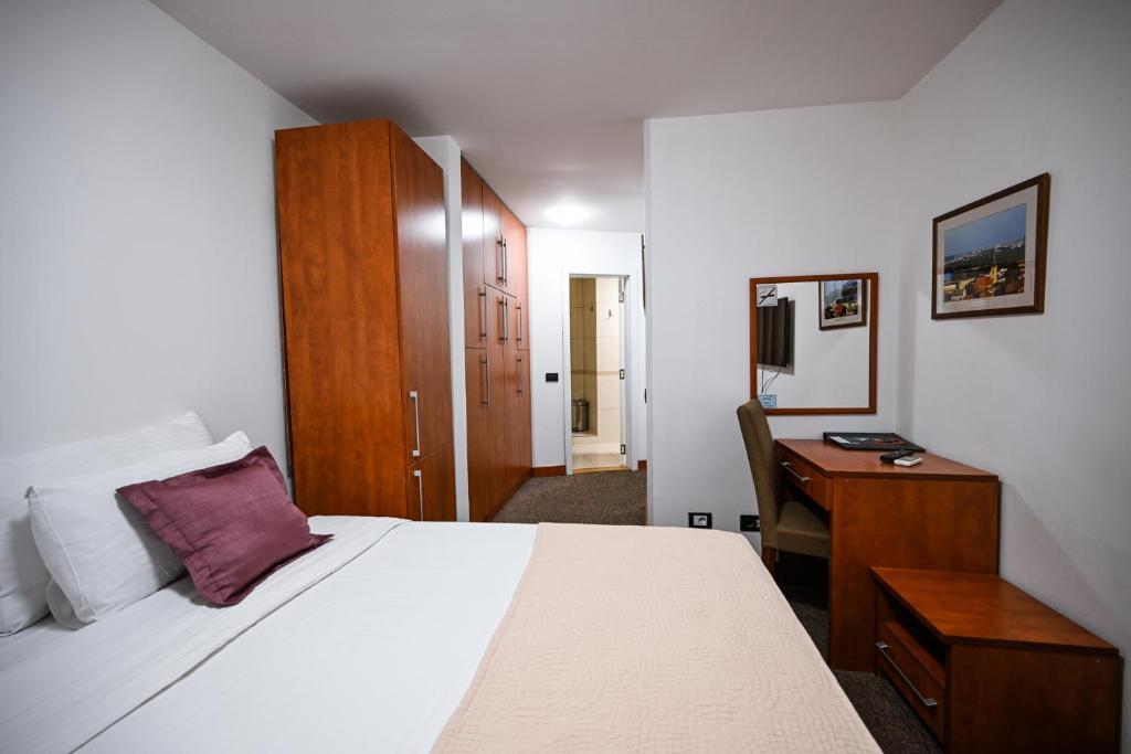 Postel nebo postele na pokoji v ubytování Garni Hotel Le Petit Piaf