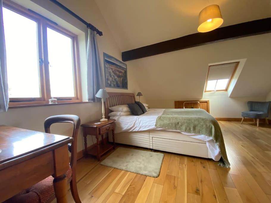 Un pat sau paturi într-o cameră la Riley Wood Cottage