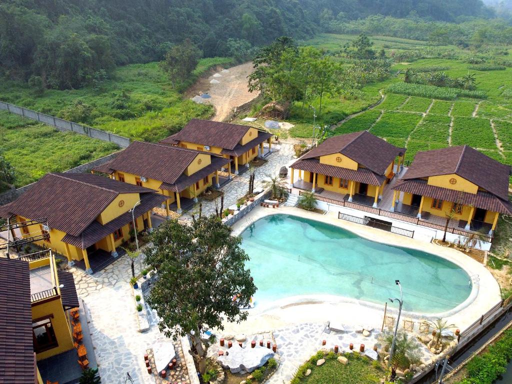 einen Luftblick auf ein Resort mit einem Pool in der Unterkunft Sky Bay Ha Giang in Ha Giang