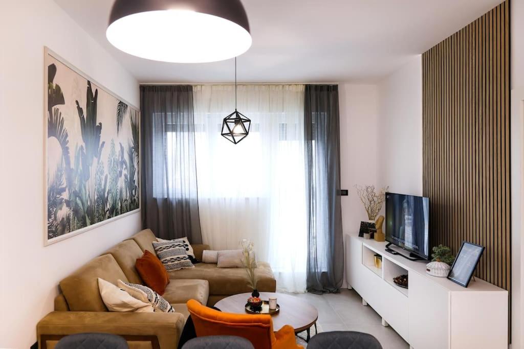 een woonkamer met een bank en een tv bij Grgic Apartments - Lux APT4 - Free parking in Zagreb