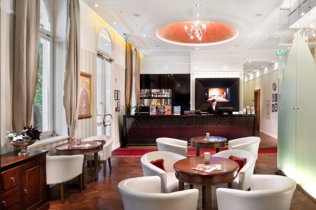 The lounge or bar area at Mirage Medic Hotel