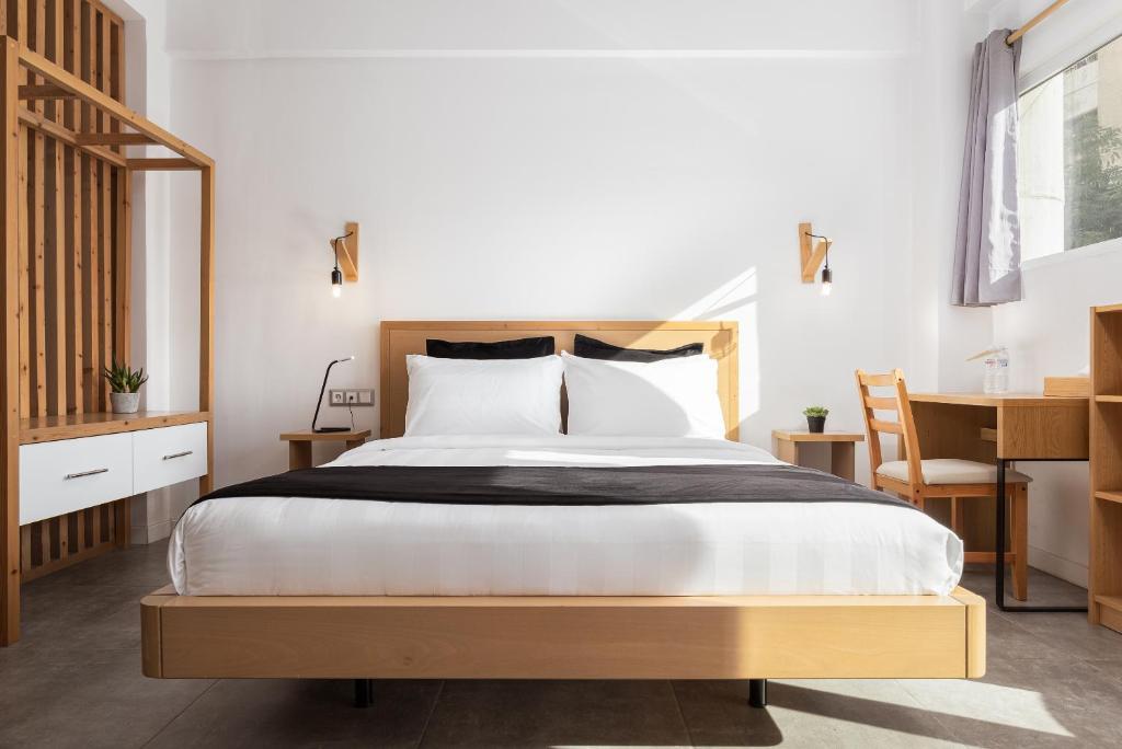 雅典的住宿－Acropolis Cozy Living，一间卧室配有一张大床和一张书桌