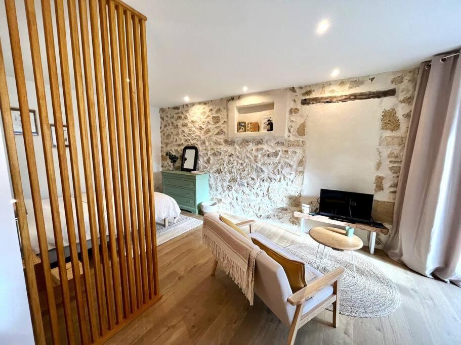Televisyen dan/atau pusat hiburan di La Merlère : Gîte de charme & Jacuzzi