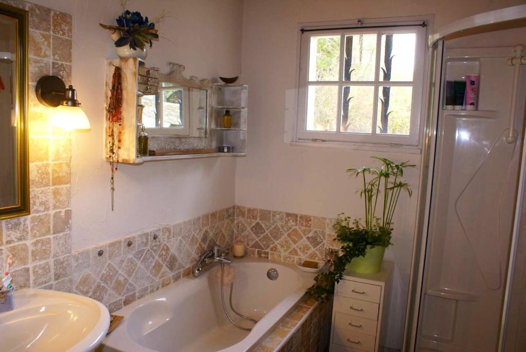 Cuxac-CabardèsMaison chaleureuse à Cuxac-Cabardès avec jardin de 3500m²的带水槽、浴缸和马桶的浴室