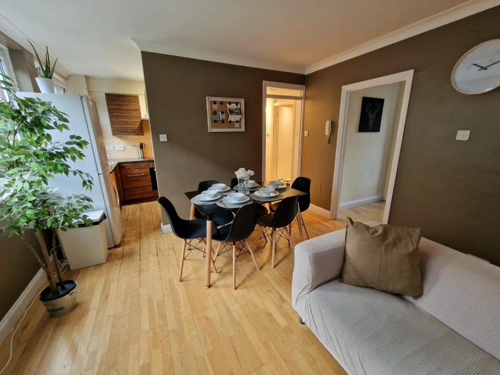 a living room with a table and a couch at 3 bedroom flat near Russel Sq in London