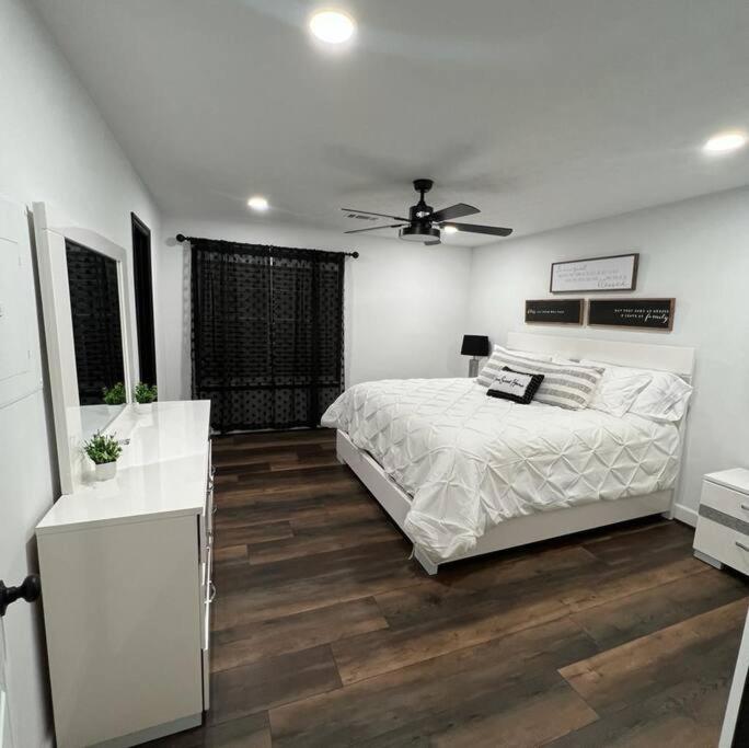 een slaapkamer met een bed en een plafondventilator bij Beautiful Paradise near AU in Auburn