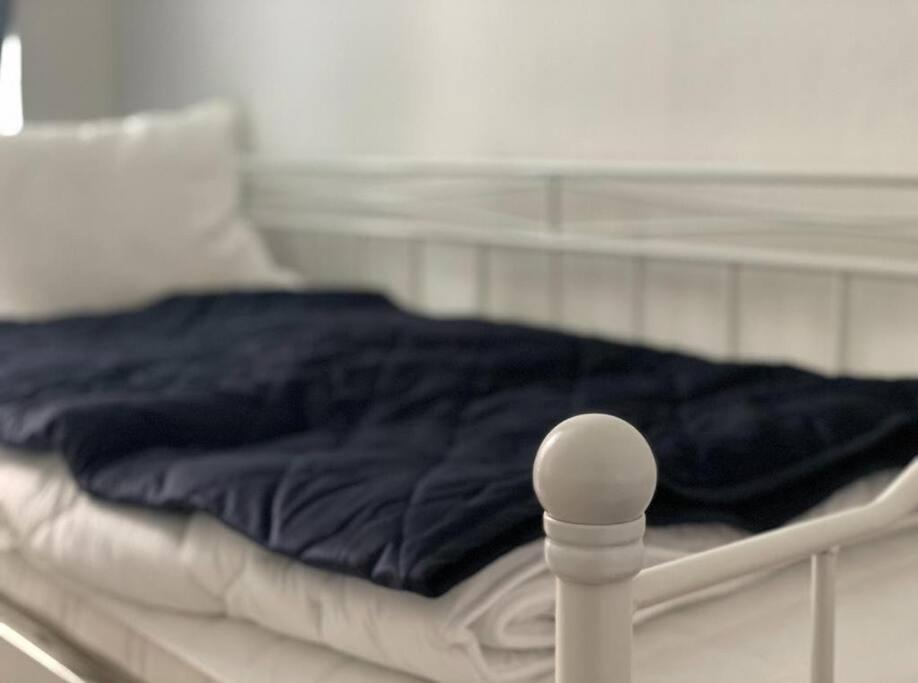 ein Bett mit einer blauen Decke darüber in der Unterkunft Stylish cozy apartment in graz in Graz