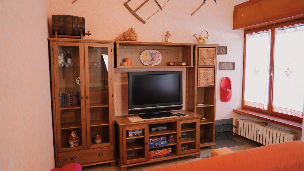 TV a/nebo společenská místnost v ubytování Accogliente Appartamento Foppolo