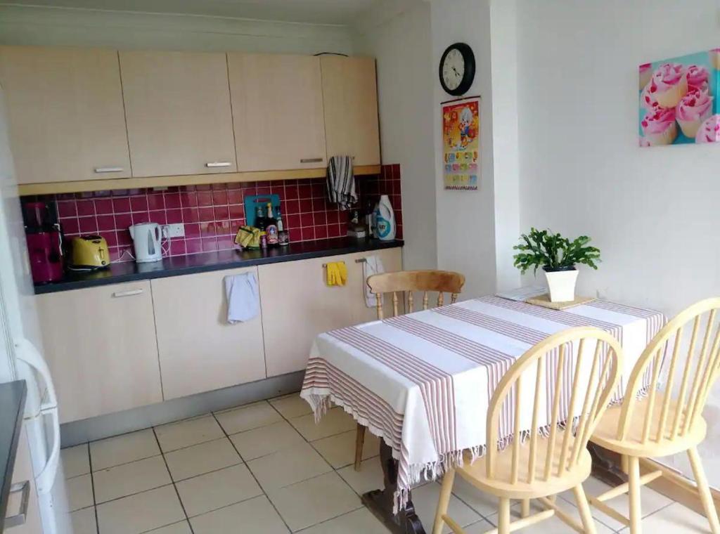Comfortable, cosy room near town