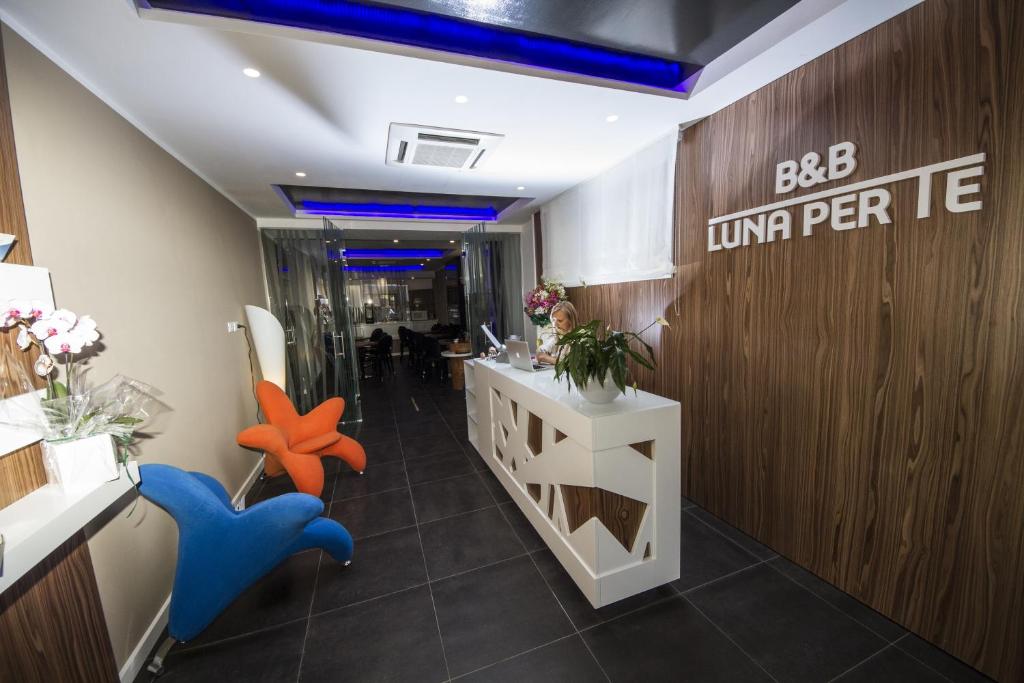 un bureau avec un plafond bleu, un bureau et des chaises dans l'établissement B&B Luna Per Te, à Rocca di Cambio