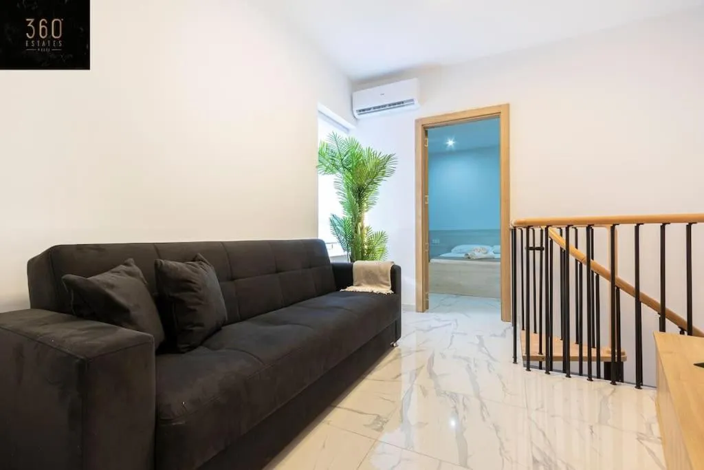 A lovely duplex maisonette just of Spinola w/WIFI by 360 Estates