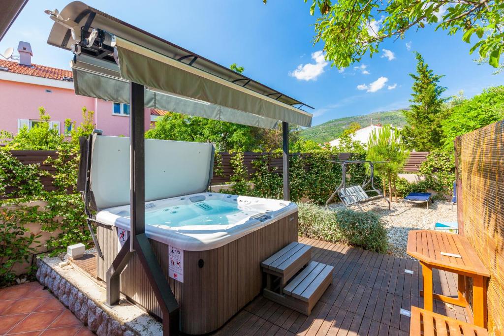 Imagine din galeria proprietății Vacation House-Jacuzzi Garden Selce în Selce