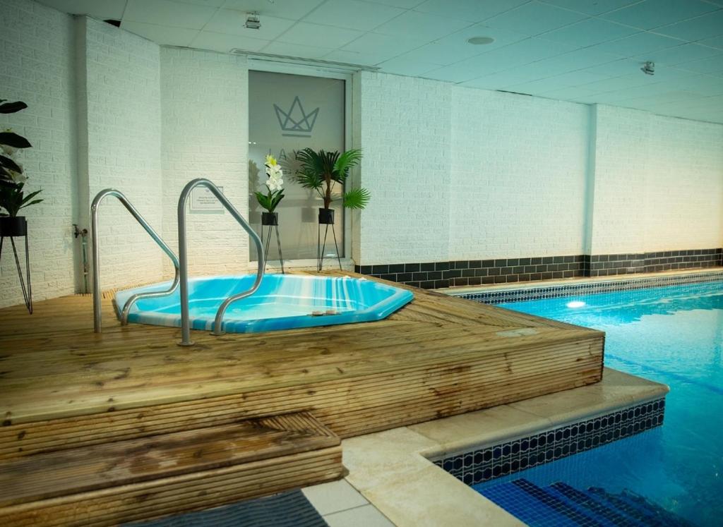Bazén v ubytování Royal Hotel nebo v jeho okolí
