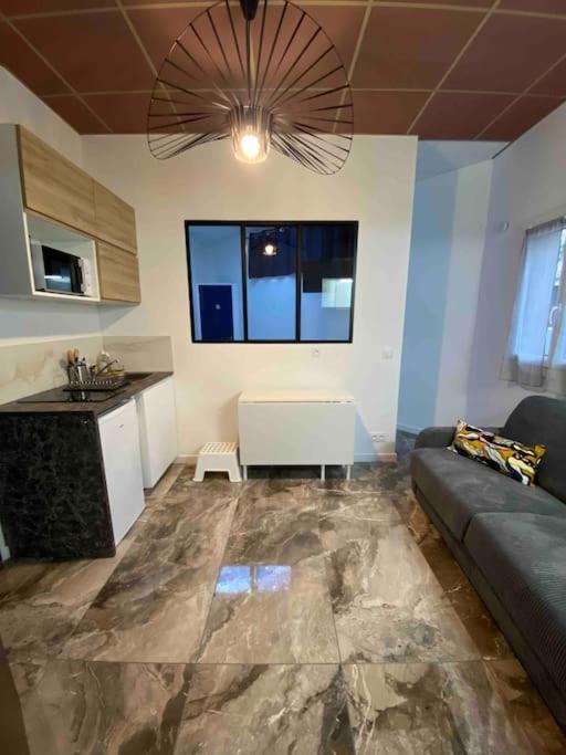 un salon avec un canapé et une table dans l'établissement Apt Charmant, Proche Gare et Centre Historique - Climatisation et WIFI, à Montpellier