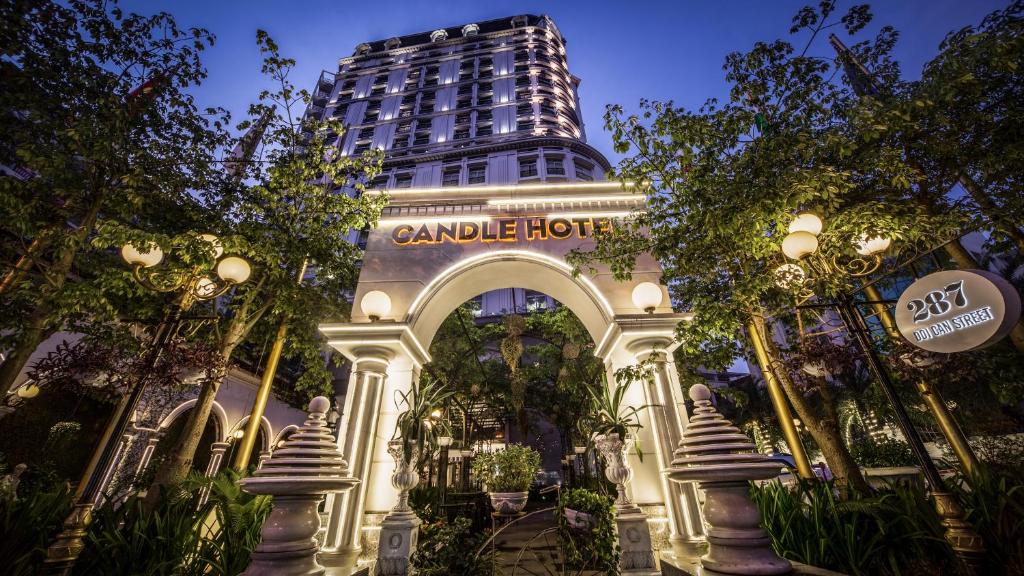 河內的住宿－超級蠟燭酒店，一座带有读卡米尔酒店标志的建筑