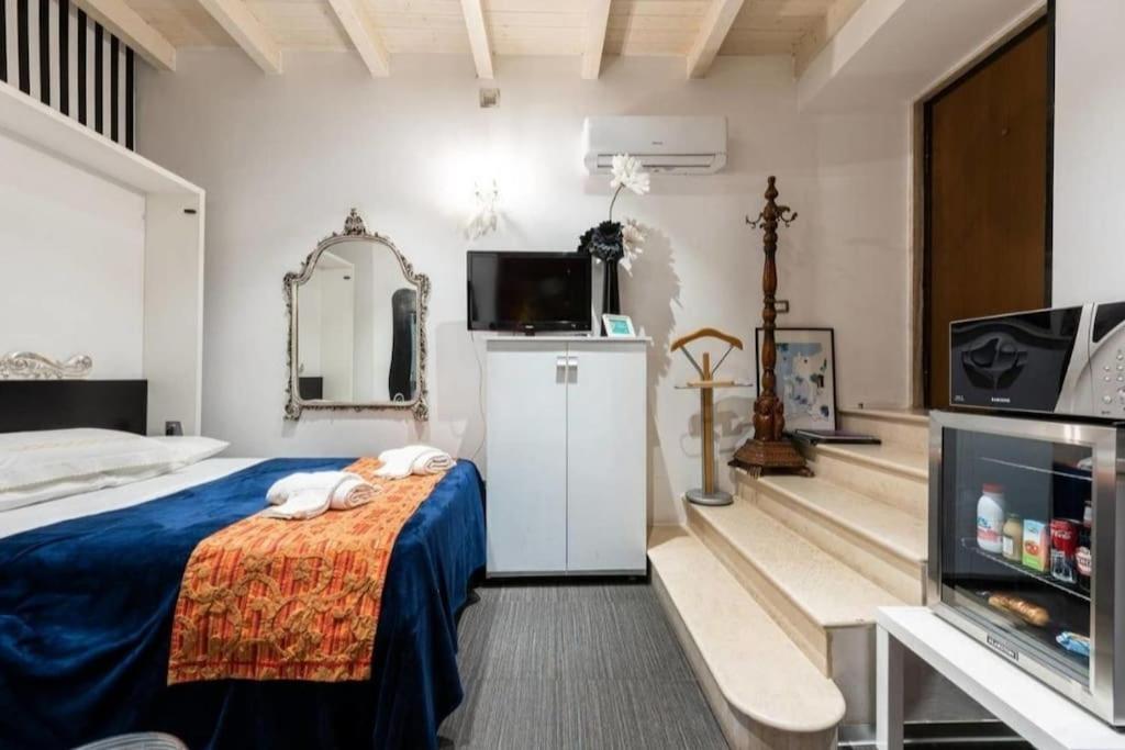 um quarto com uma cama e uma televisão na parede em APT 2 in the historic center Bari em Bari