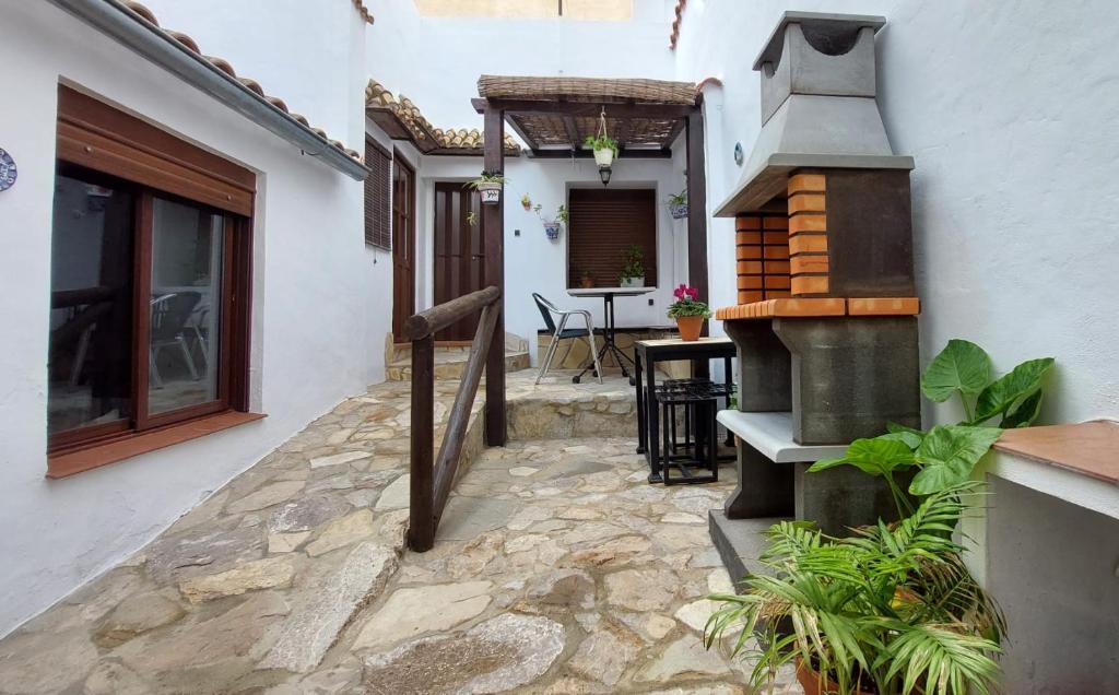 un patio de una casa con una pasarela de piedra en Vivienda Rural EL TORREÓN, en Prado del Rey