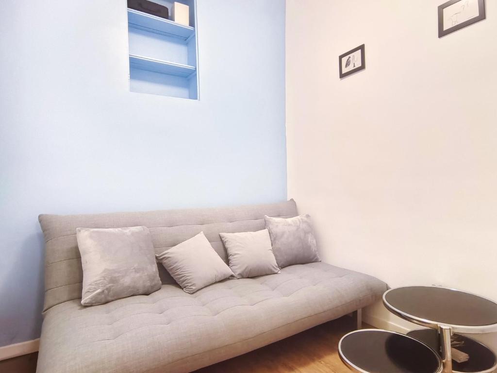 un salon avec un canapé et une table dans l'établissement Charmant appartement proche de la Tour Eiffel, à Paris