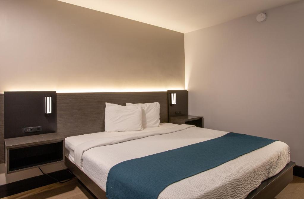 Postel nebo postele na pokoji v ubytování Motel 6 Williams AZ Downtown Grand Canyon