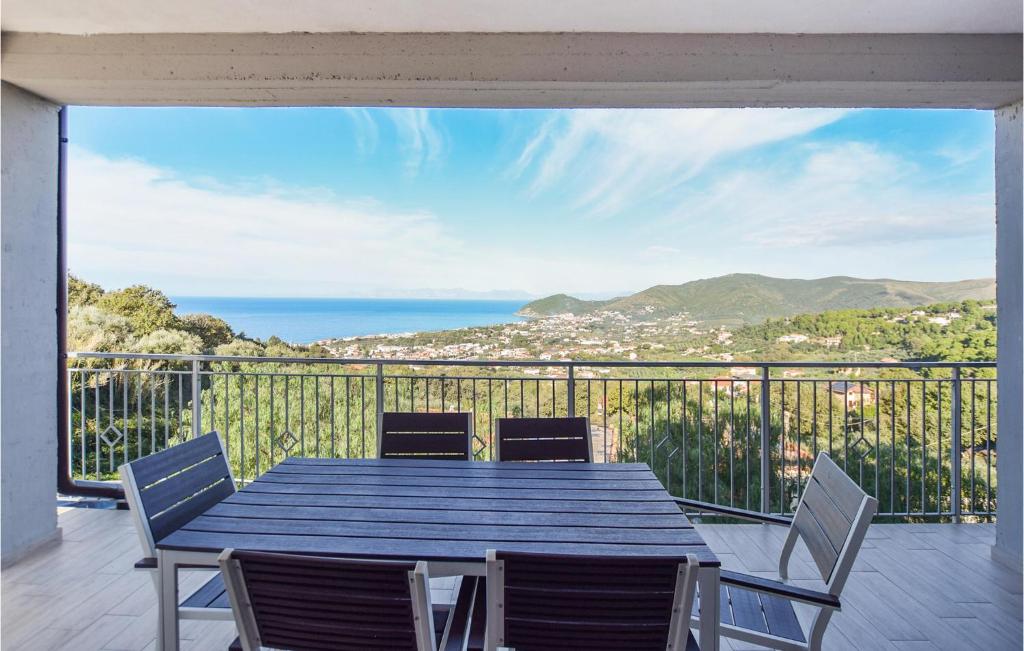 - une table bleue sur un balcon avec vue sur l'océan dans l'établissement 2 Bedroom Nice Apartment In Castellabate, à Castellabate