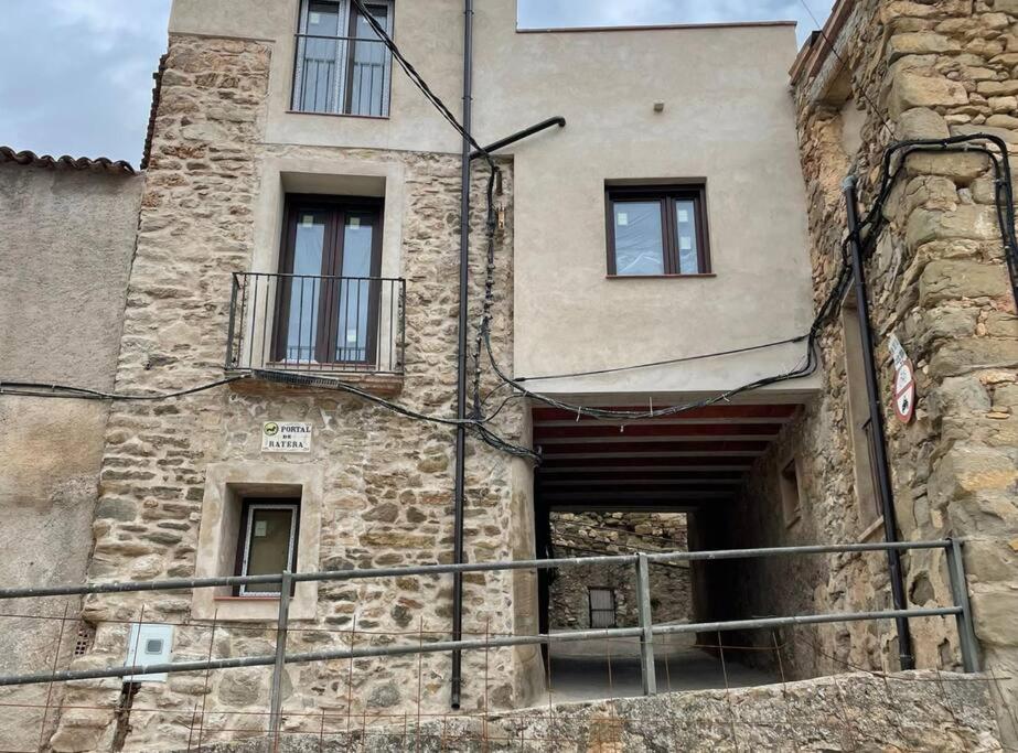 un vieux bâtiment en pierre avec une porte sur son côté dans l'établissement Casa en Vilanova de Meià, à Vilanova de Meyá