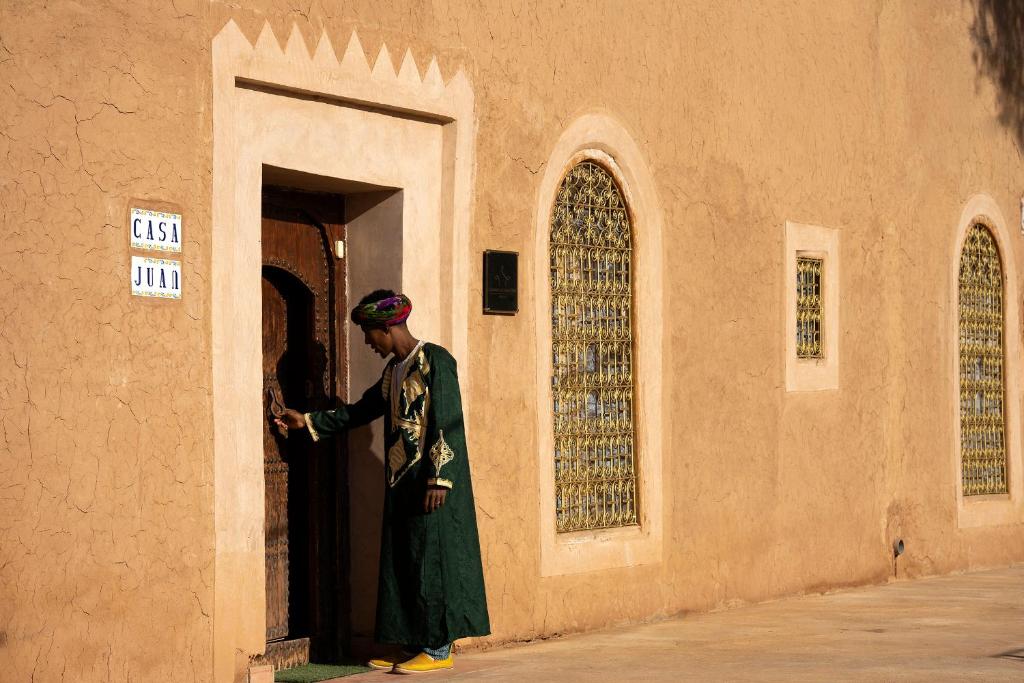 un homme debout à l'entrée d'un bâtiment dans l'établissement Casa Juan, à Tagounite