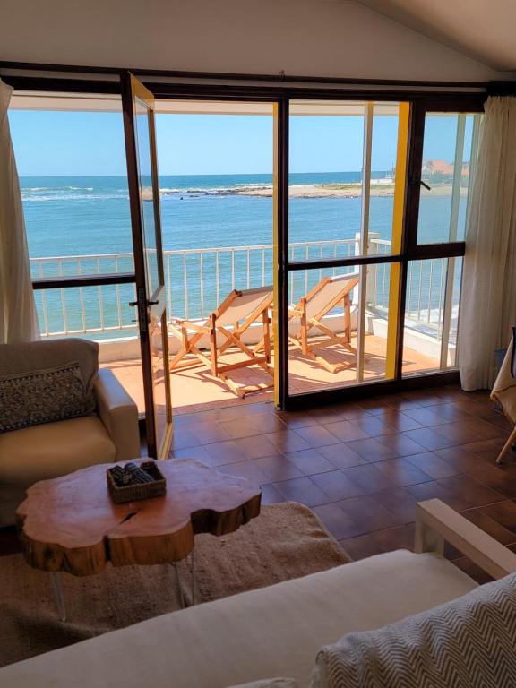 uma sala de estar com vista para o oceano em Apartamentos Alborada em La Paloma