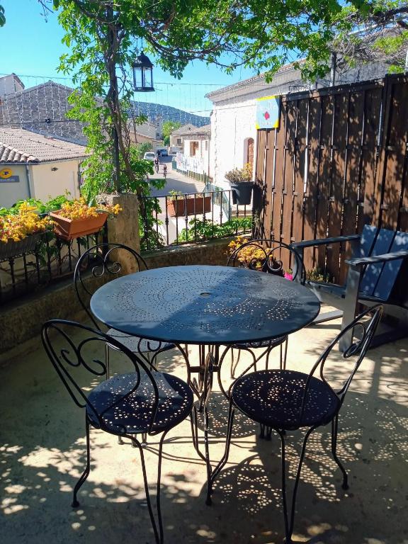 une table et des chaises bleues sur une terrasse dans l'établissement Gîte Chez Dado & Denis Saint Martin d'Ardèche, à Saint-Martin-dʼArdèche