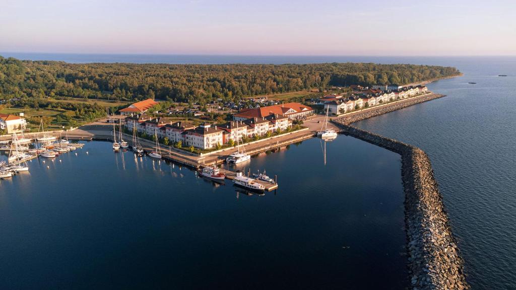 eine Luftansicht eines Hafens mit Booten im Wasser in der Unterkunft BEECH Resort Boltenhagen in Boltenhagen