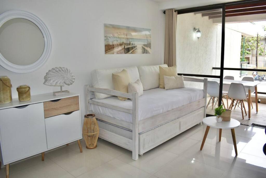 sala de estar con sofá blanco y mesa en GL luxury apartment 203 Bay Point, en San Andrés