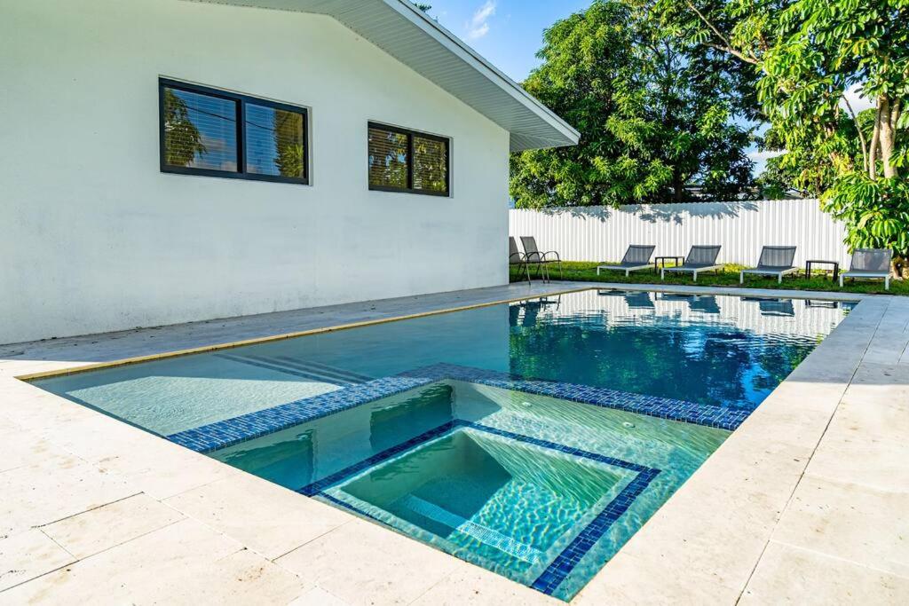 ein Pool vor einem Haus in der Unterkunft Modern Home, Heated Pool Hot-Tub, 12min to Ocean in Miami