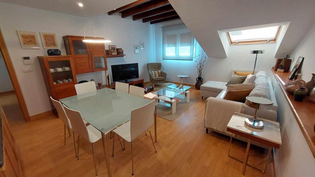 una sala de estar con una mesa y un sofá en Norabona Cangas de Onís VUT-3104-AS, en Cangas de Onís