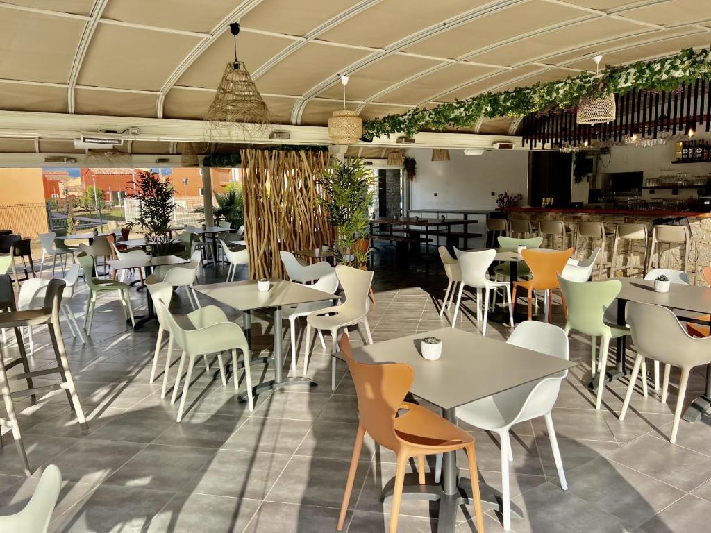 Reštaurácia alebo iné gastronomické zariadenie v ubytovaní Résidence hôtelière les hameaux de saint cyprien appartement 35 M2 1 chambre