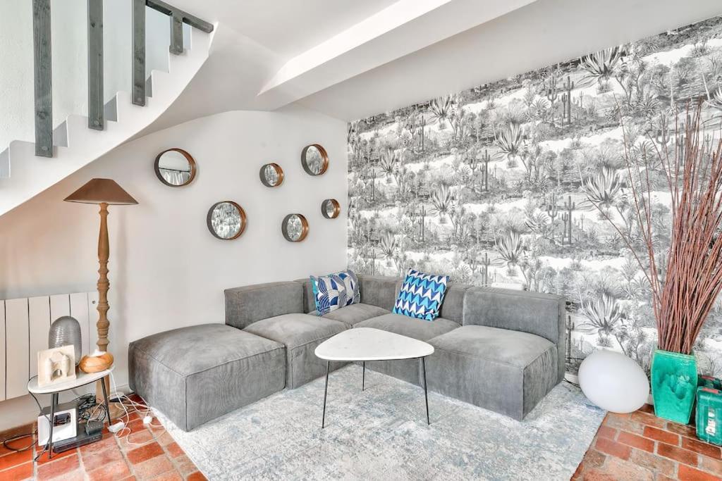 un salon avec un canapé et une table dans l'établissement Splendide T2 à proximité du Parc Georges Brassens, à Paris