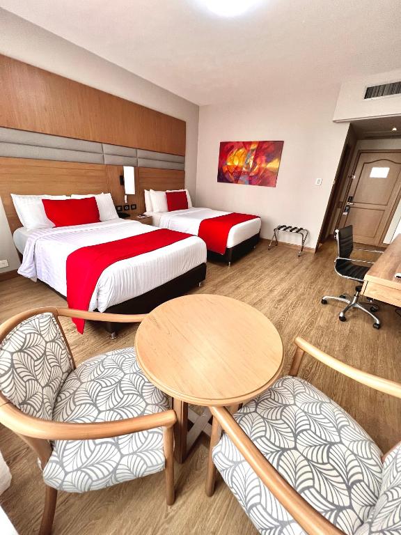 Posteľ alebo postele v izbe v ubytovaní Hotel Dann Carlton Cali