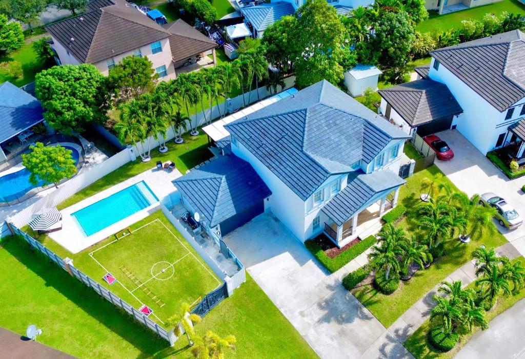 einen Blick über ein Haus mit blauen Dächern in der Unterkunft Miami Luxury Villa Heated Pool & Pool Table 5BD 4BR in Miami