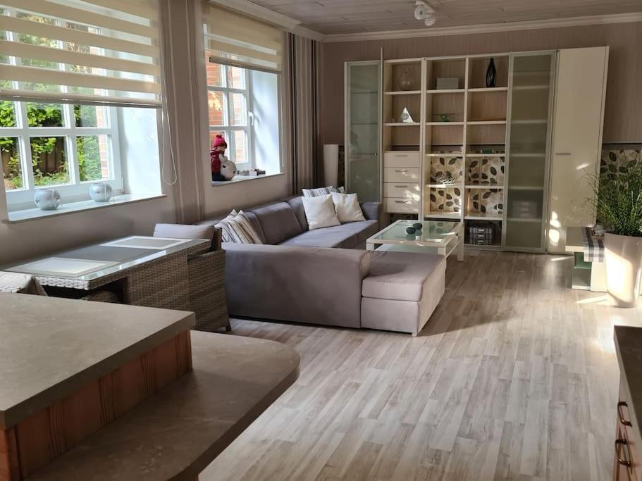 una sala de estar con un sofá y una mesa en Schöne Moderne Unterkunft in Ruhiger Lage, en Barmstedt