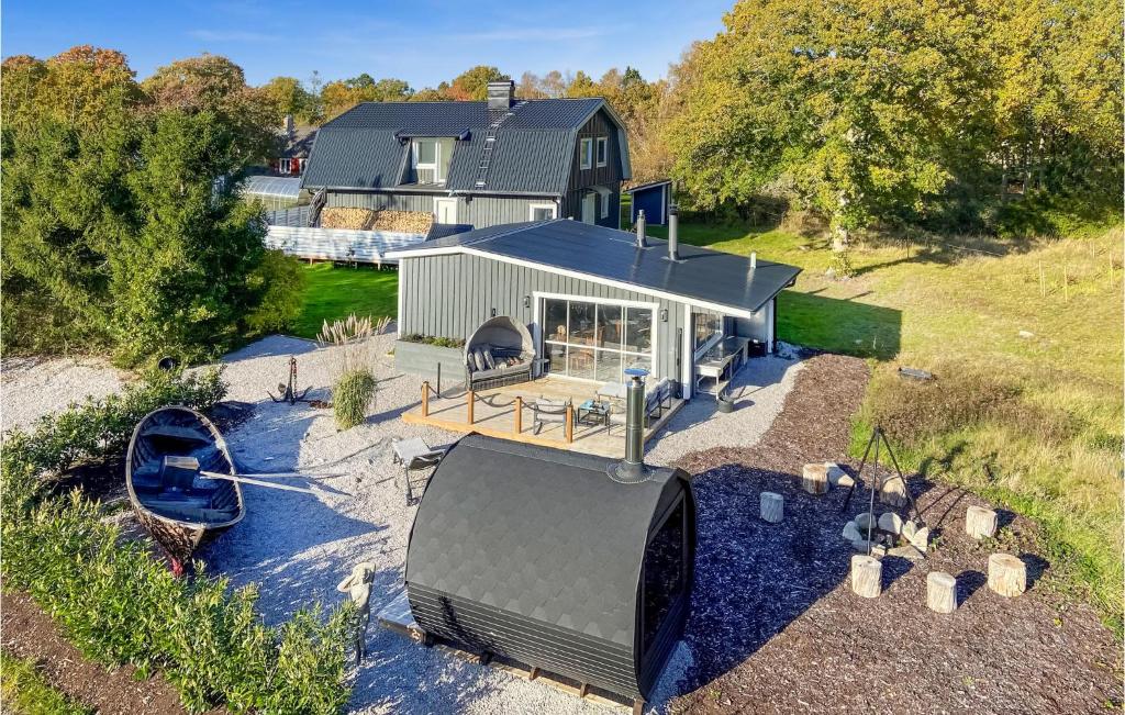 una vista aérea de una casa con cúpula en Amazing Home In Sturk With Wi-fi en Sturkö