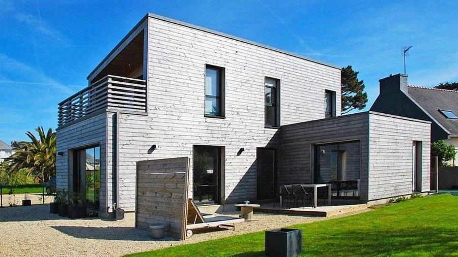 Biały i czarny dom z ogródkiem w obiekcie Villa en bois VUE MER avec jardin clos, WIFI, à 500m plage à l'Ile Grande en PLEUMEUR-BODOU REF-269 w mieście Pleumeur-Bodou