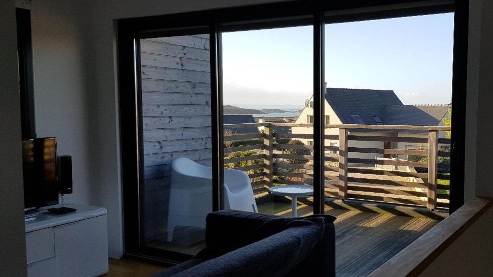 Balkon lub taras w obiekcie Villa en bois VUE MER avec jardin clos, WIFI, à 500m plage à l'Ile Grande en PLEUMEUR-BODOU REF-269