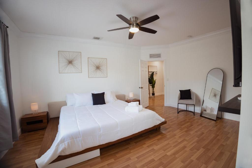 Ein Bett oder Betten in einem Zimmer der Unterkunft Miami Getaway Heated Pool Villa with Mini Golf &amp; BBQ